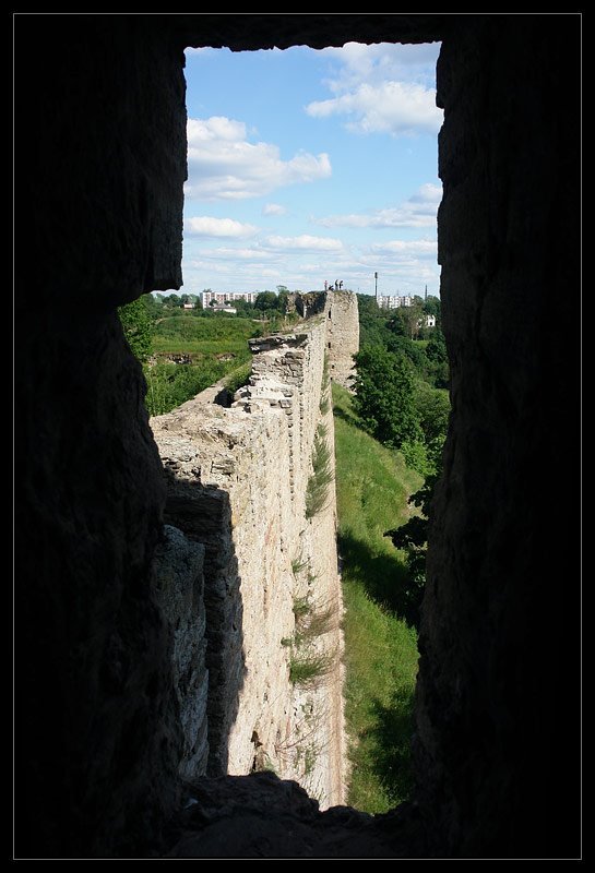 Вид на стены из бойницы башни, Ивангород