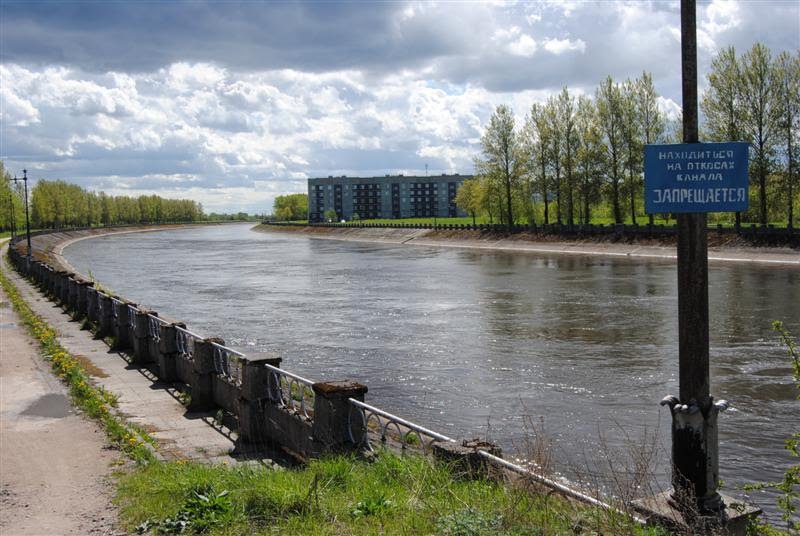 a canal on russian side that runs towards the HES (hydro electric station), Ивангород