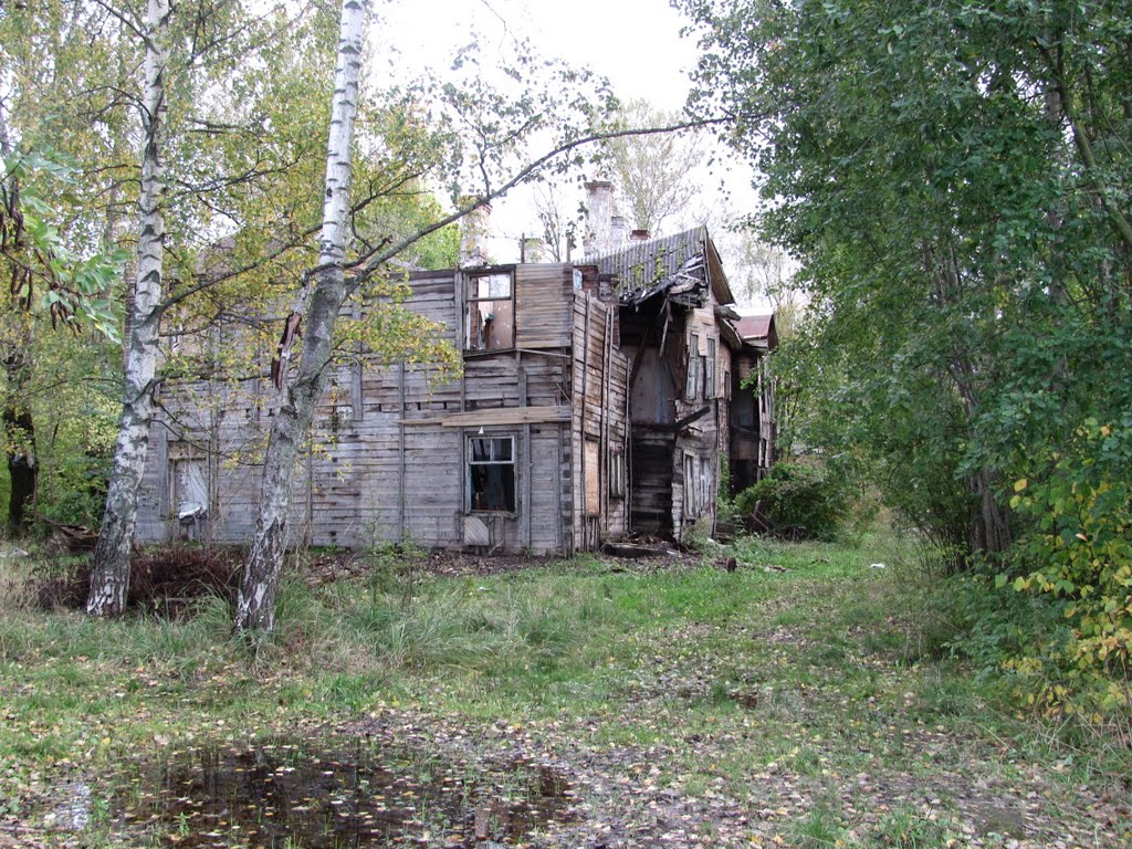 Abandoned and destroyed house, Лисий Нос