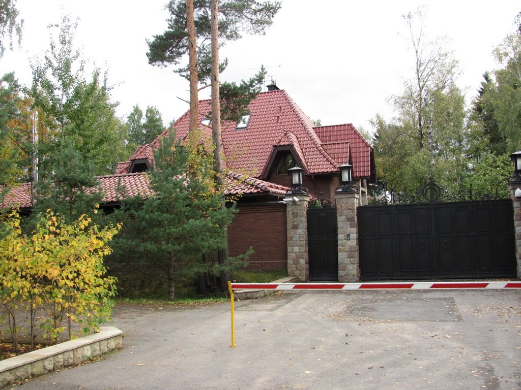 New house, close to old abandoned houses, Лисий Нос