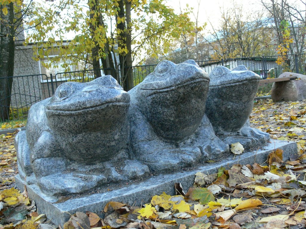 Лягушастая троица в скверике 300-летия Ораниенбаума, Ломоносов