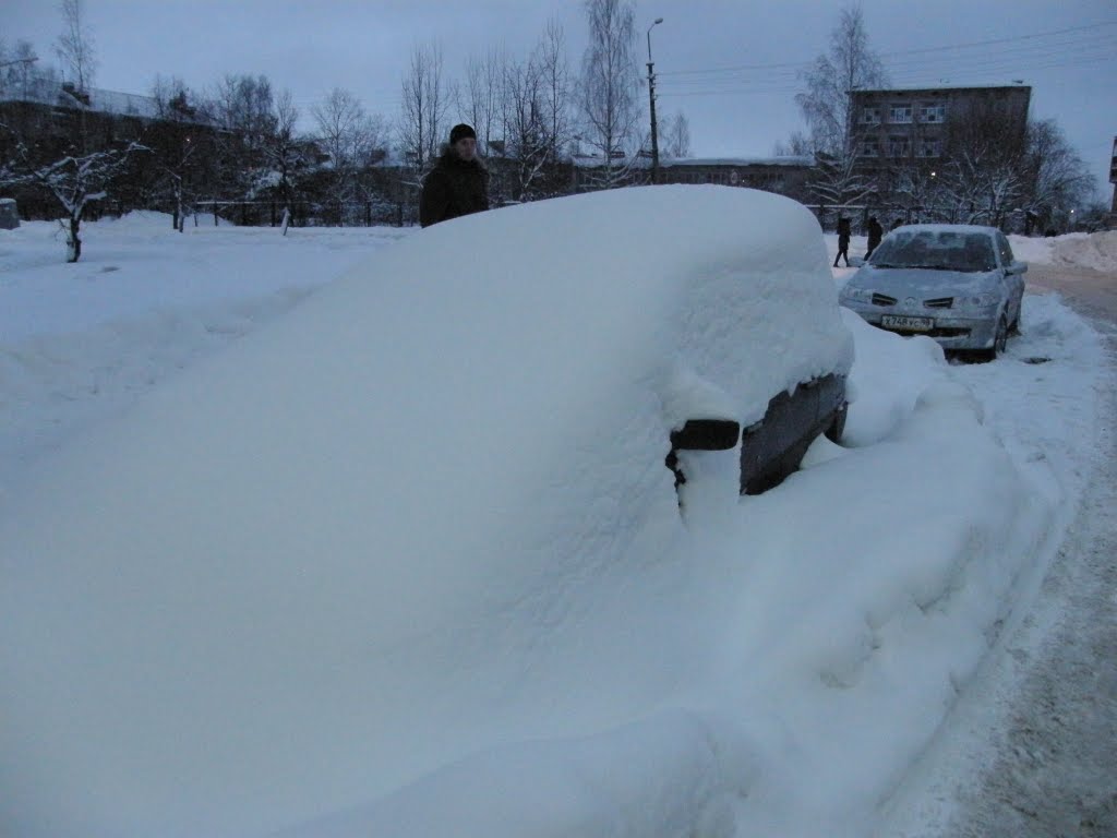 Авто под снегом на Швейцарской улице, Ломоносов
