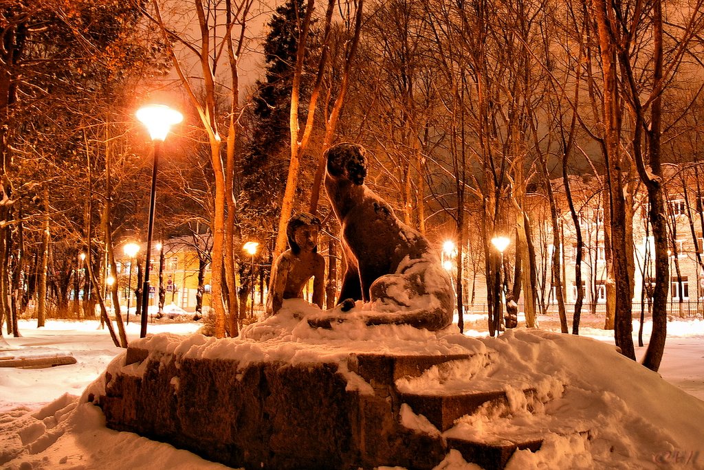 Приозерск. Памятник Маугли (ночью, да ещё и зимой.. брр:)), Приозерск