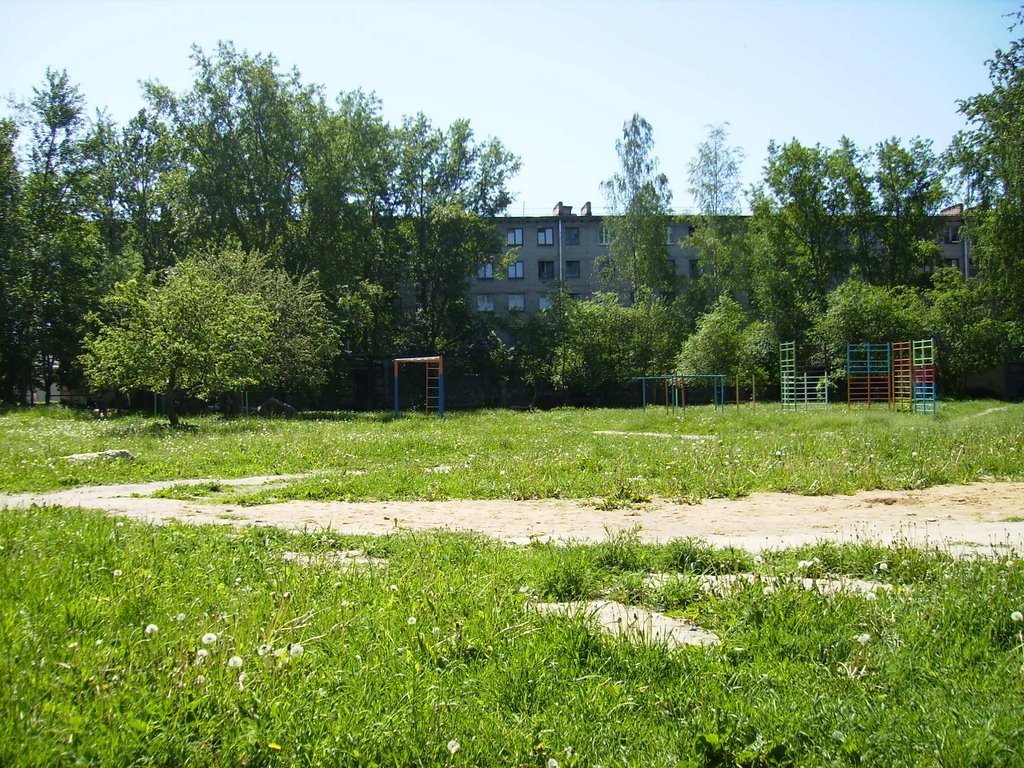 Во дворах ул. Кирова (yard near Kirova str.), Сланцы