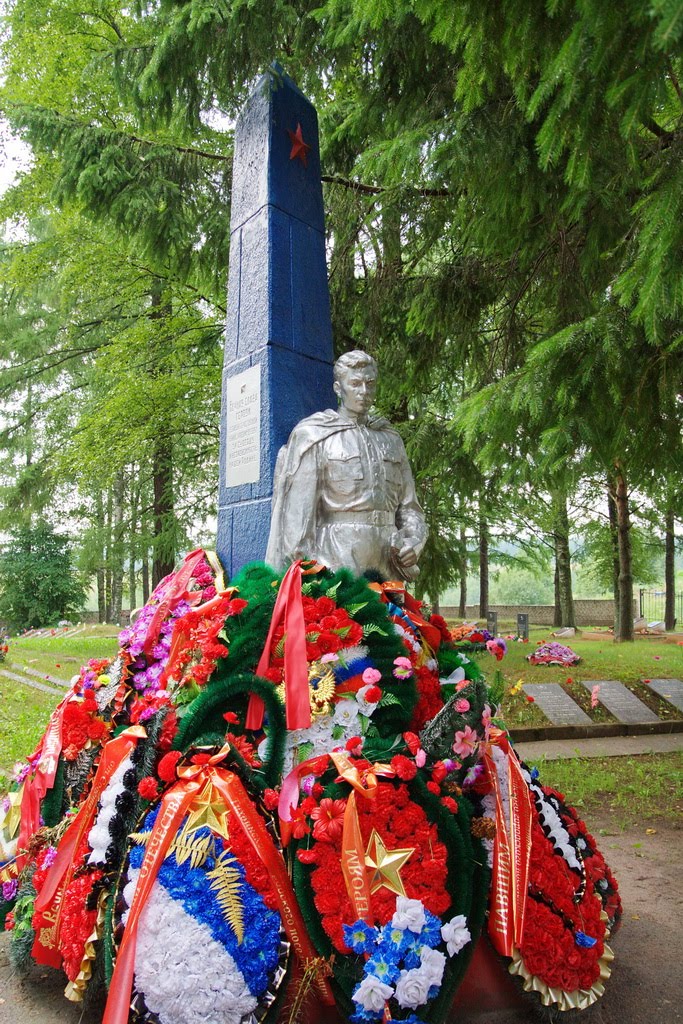 Памятник солдату, Тихвин