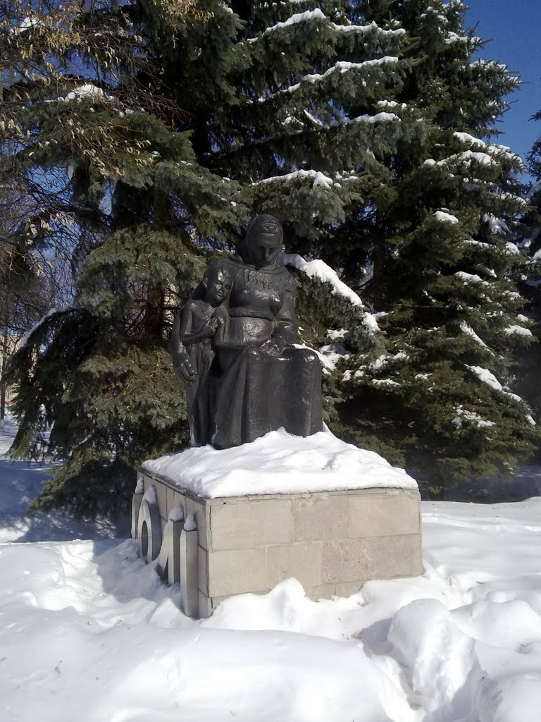 Sculpture "The Woman with the child", Аткарск