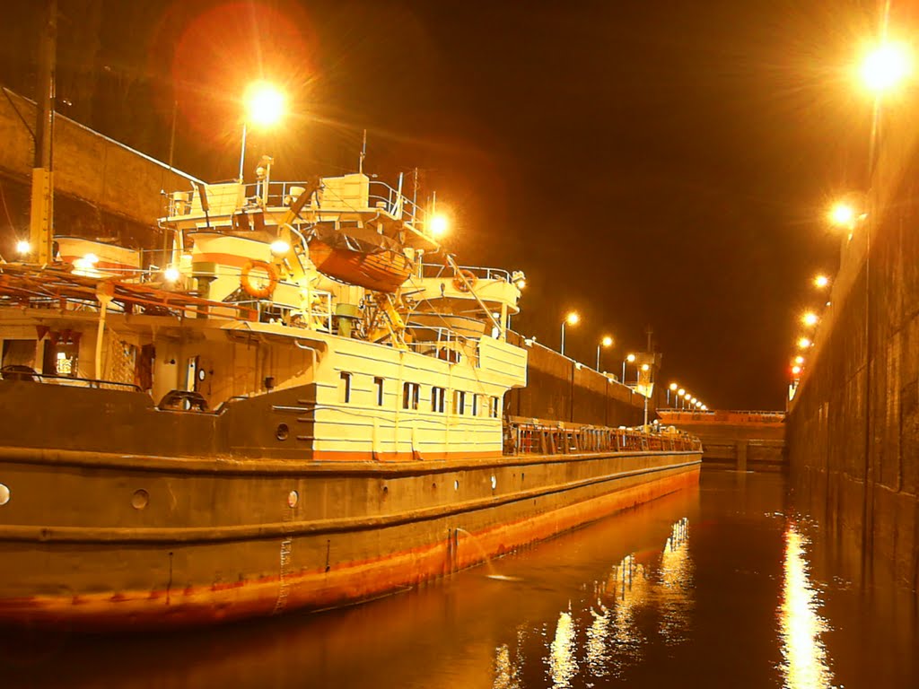 В шлюзовой камере ночью (Night Sluice), Балаково