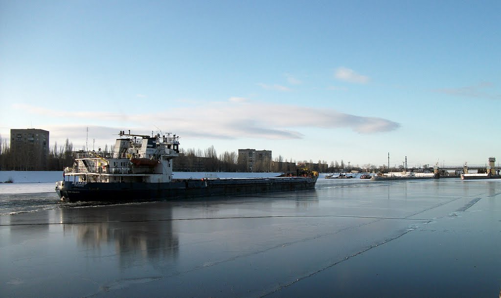 Desire из Таганрога проходид по уже затянутому льдом судоходному каналу г.Балаково, Балаково