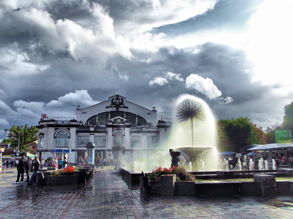 City market and fountain, Саратов