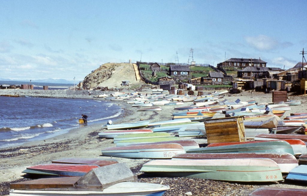 Лодки на берегу р. Лена у пос. Сангар.1977г.., Сангар