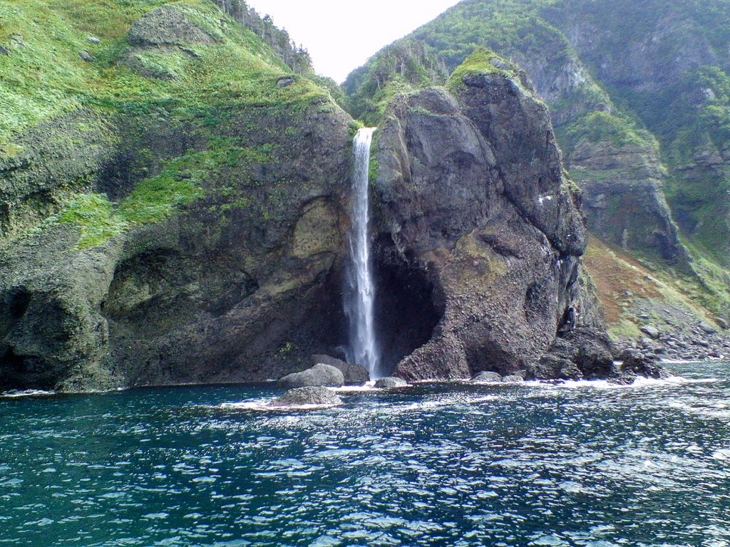 Kashuni Falls - カシュニの滝, Южно-Курильск