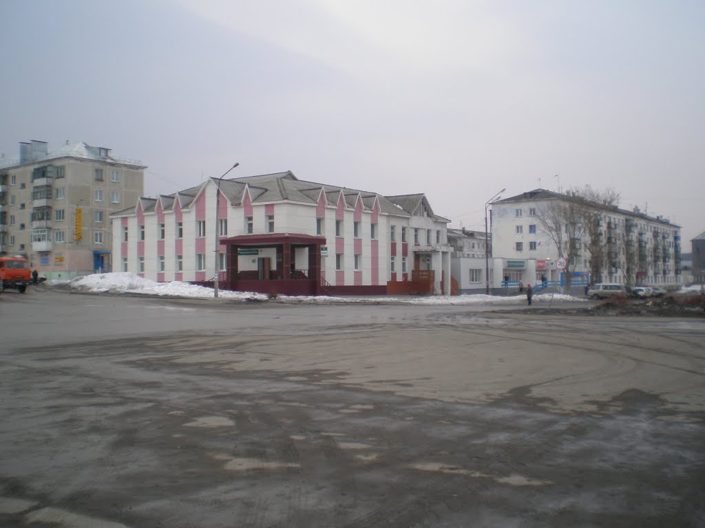 Банк на площади, Долинск