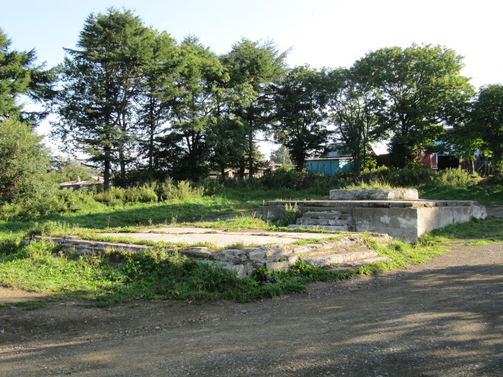 Руины японского памятника на ул. Пролетарской, Корсаков
