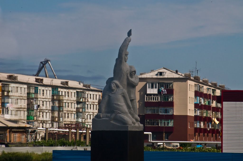 Памятник погибшим морякам август 2010 (правда они смотрят не в ту сторону), Невельск