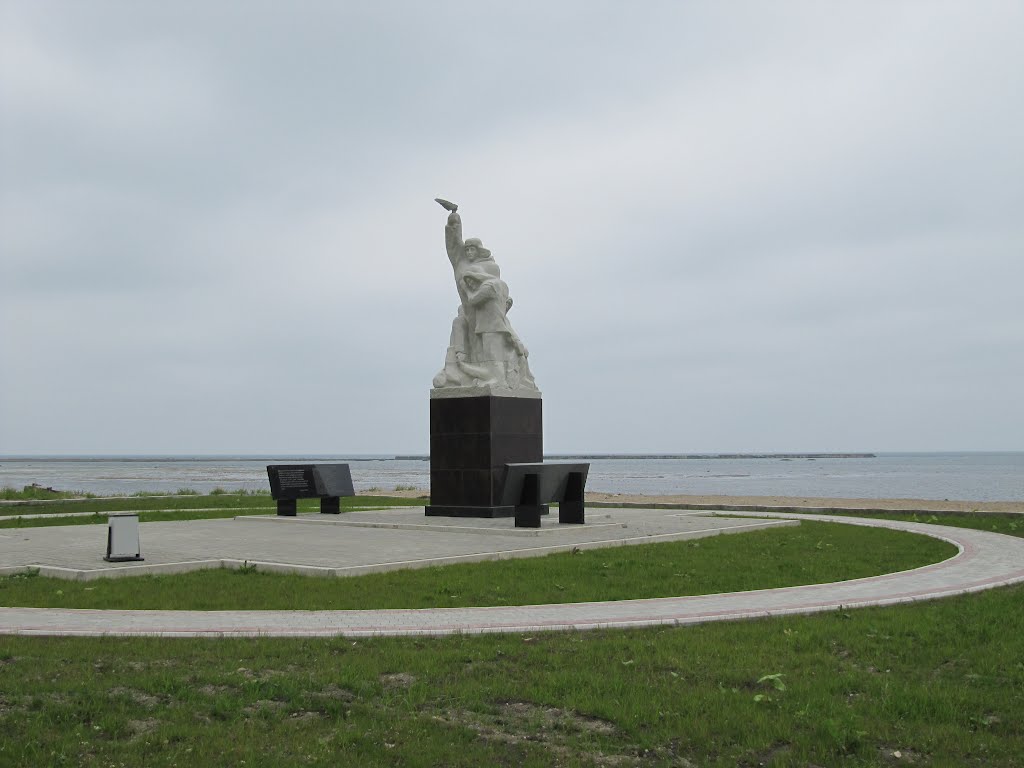 памятник погибшим рыбакам в Невельске: монумент экипажам судов "Севск", "Себеж", "Нахичевань" (первоначально открыт 1 июля 1967 года, реконструирован и установлен на данном месте после невельского землетрясения 2 августа 2007 года), Невельск