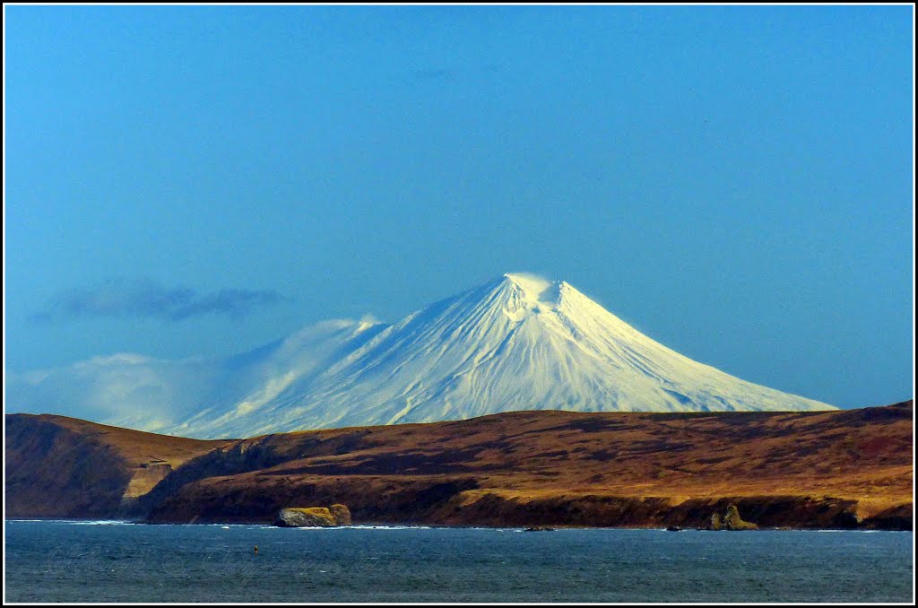 Камбальная Сопка. На переднем плане 2-й Курильский пролив и остров Шумшу, Северо-Курильск