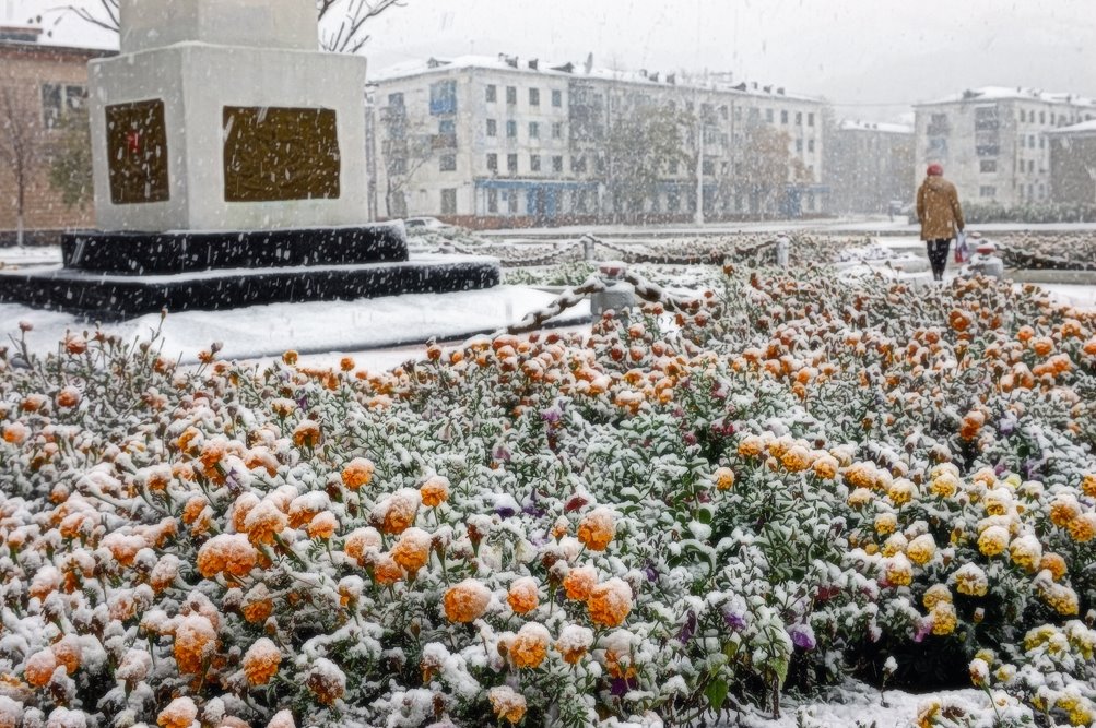 Первый снег.Главная площадь, Углегорск