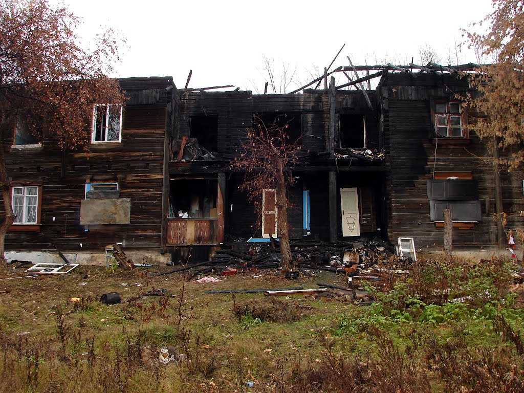 Алапаевск. 2013 г. Общежитие станкозавода после пожара, Алапаевск