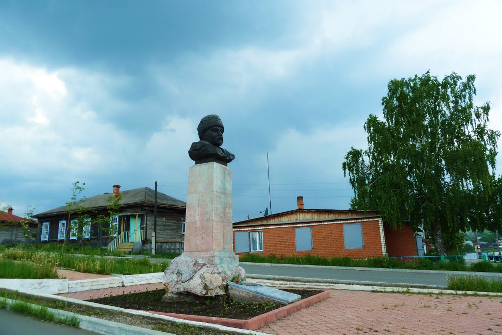 Висим. Памятник Д.Н.Мамину-Сибиряку (1852-1912)., Висим