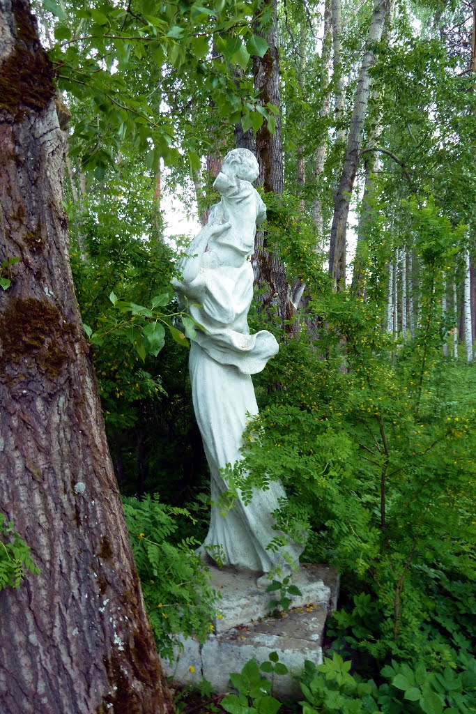 Дегтярск. Больница. Статуя "Мать и дитя"., Дегтярск