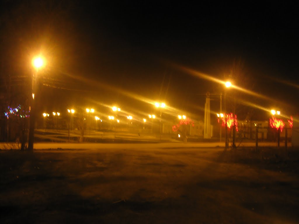 Площадь Победы ночью, Карпинск