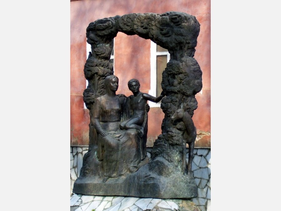 Памятник, около школы искусств, Михайловск