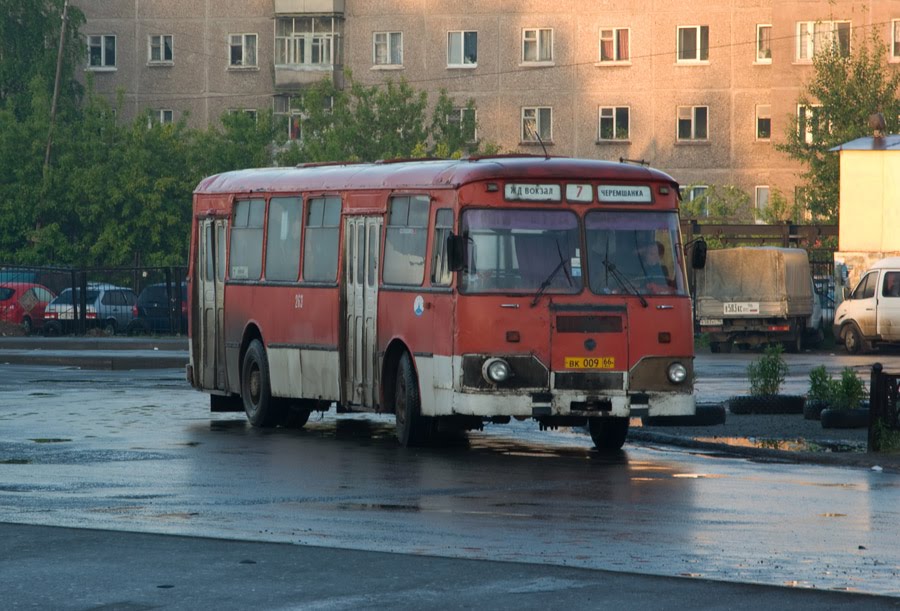 Автобус городской ЛиАЗ-677М на автостанции "ЖД вокзал" / The city bus LiAZ-677M at the bus station "Railway station" (13/06/2008), Нижний Тагил