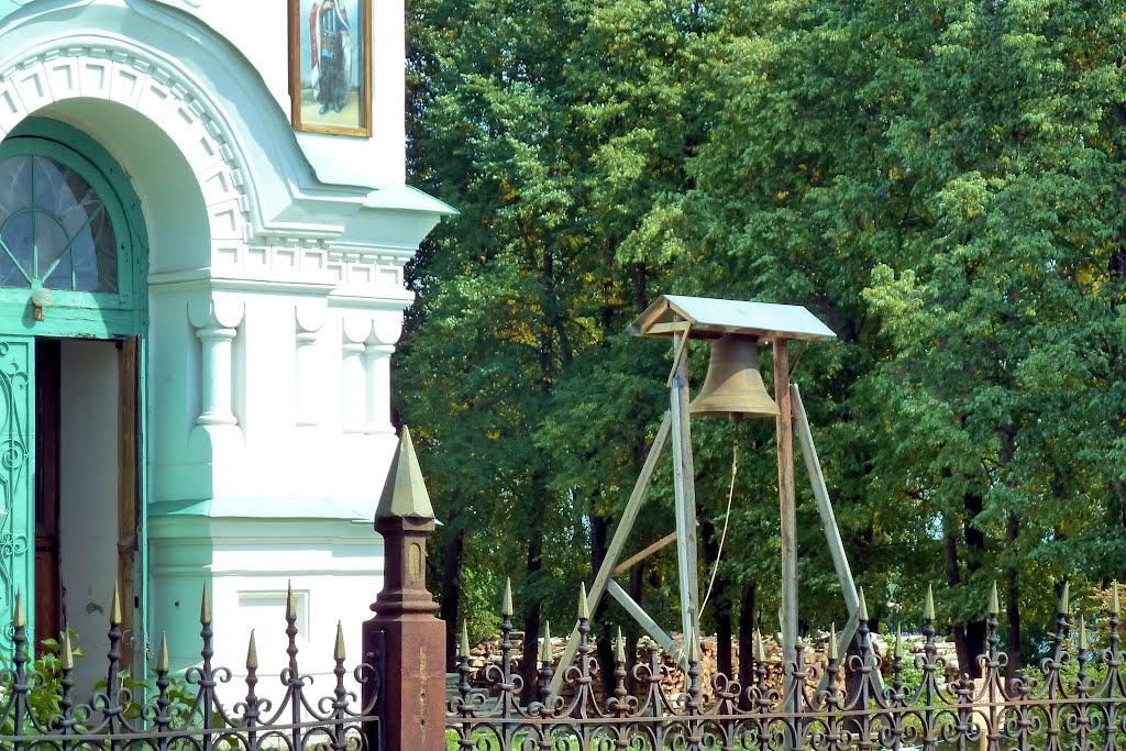 Нижняя Салда. Колокол возле храма Александра Невского., Нижняя Салда
