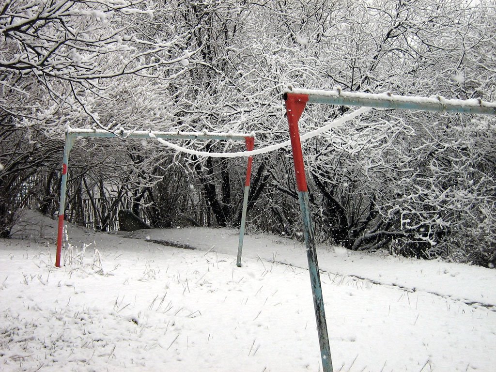 Первомайская пурга. Налипание мокрого снега на бельевые веревки. Snowstorm on May 1, 2009. Wet snow on the rope, Первоуральск
