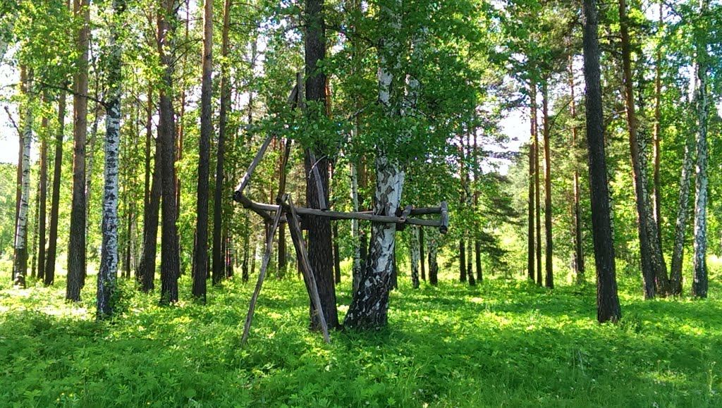Непонятное сооружение в лесу, Среднеуральск
