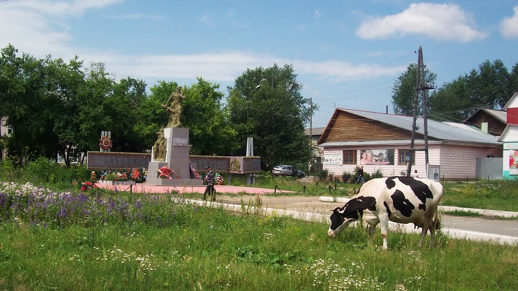 Корова и памятник, площадь пгт. Тугулым, Тугулым