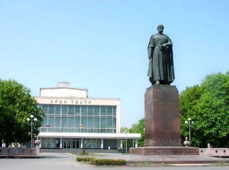 Памятник К.Л. Хетагурову перед зданием осетинского театра. Владикавказ. Июль 07 год 2006, Владикавказ