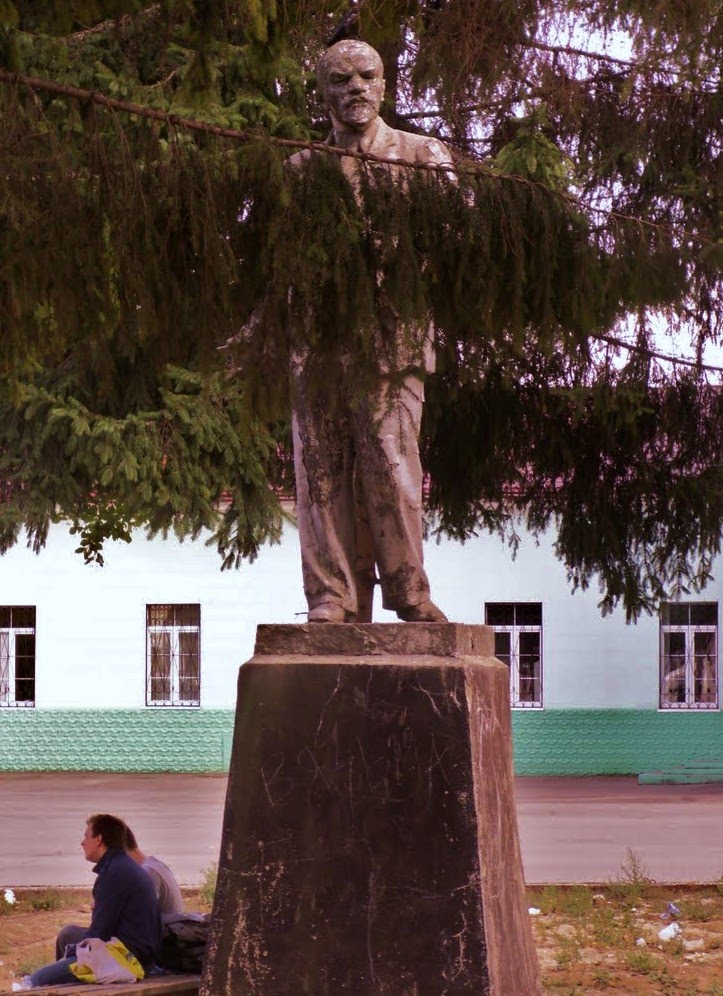 2010 год. Вязьма. Памятник В.И. Ленину (снесен) в сквере перед ж/д вокзалом..., Вязьма