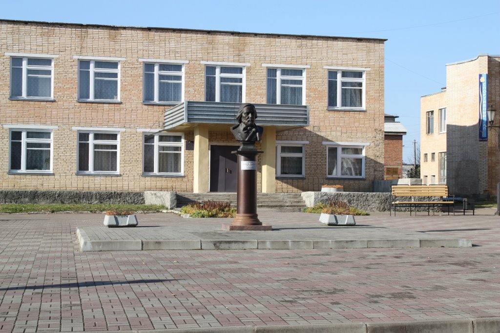 Бюст Михаила Ивановича Глинки (установленный перед музыкальной школой), Ельня