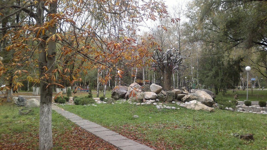 Памятник безвкусице в городском парке, 2013., Изобильный