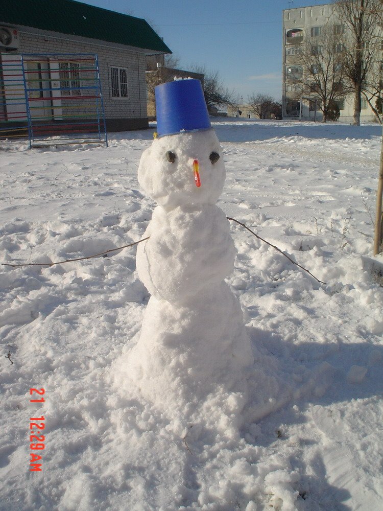 снеговик во дворе 6 мкрн., Буденновск