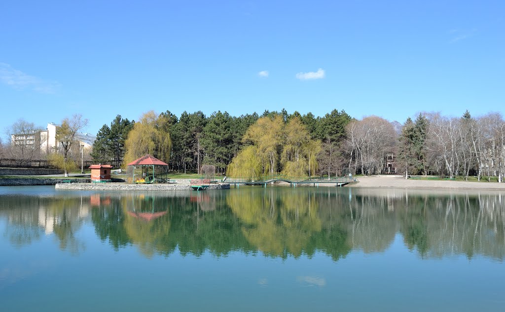Озеро на территории санатория / The pond in sanatorium, Иноземцево