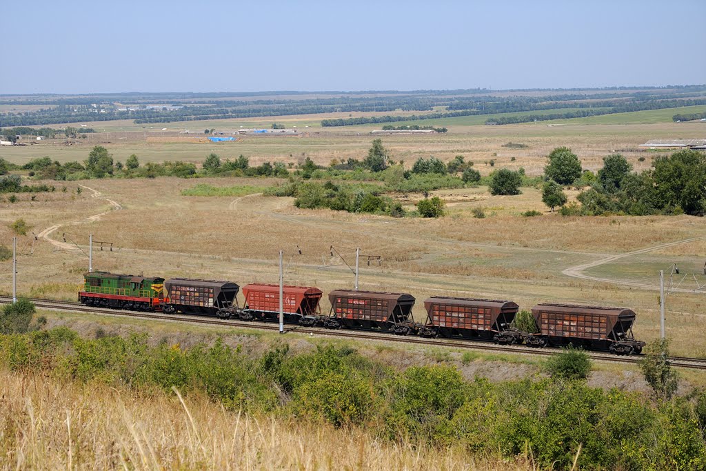 Freight train against the background of the Kuma river valley/ Поезд на фоне долины р. Кума, 31/08/2010, Карачаевск