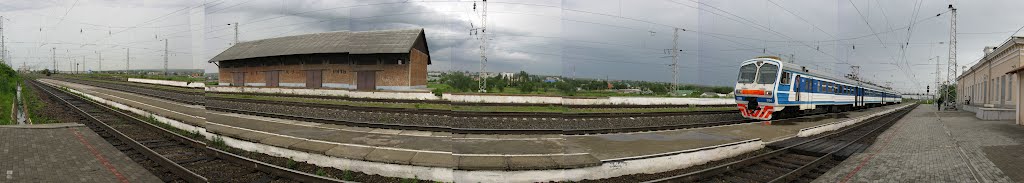 Панорама. Электричка из Минеральных-Вод  у ЖДВ вокзала, Курсавка