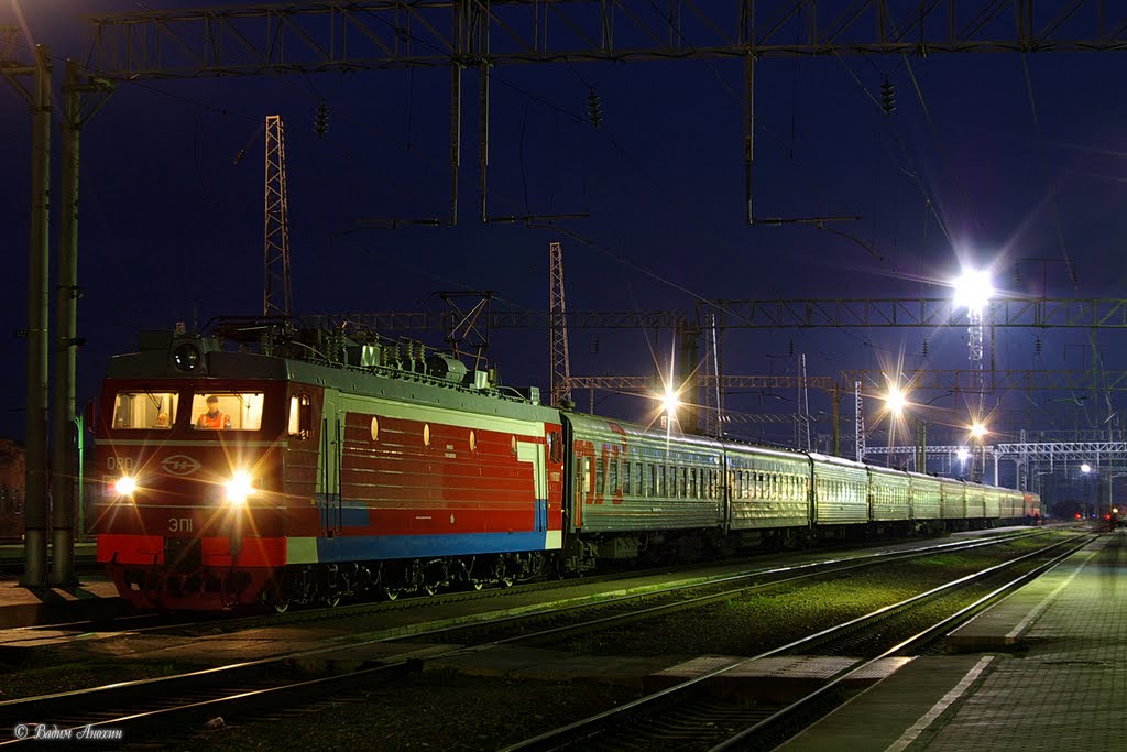 Electric locomotive EP1-080 with train on the train station Mineralnie Vody, Минеральные Воды