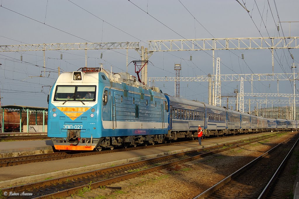 Electric locomotive EP1P-027 with train Kislovodsk - Adler on the train station Mineralnie Vody, Минеральные Воды