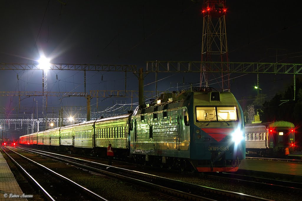 Electric locomotive EP1M-583 with train on train station Mineralnye Vody, Минеральные Воды