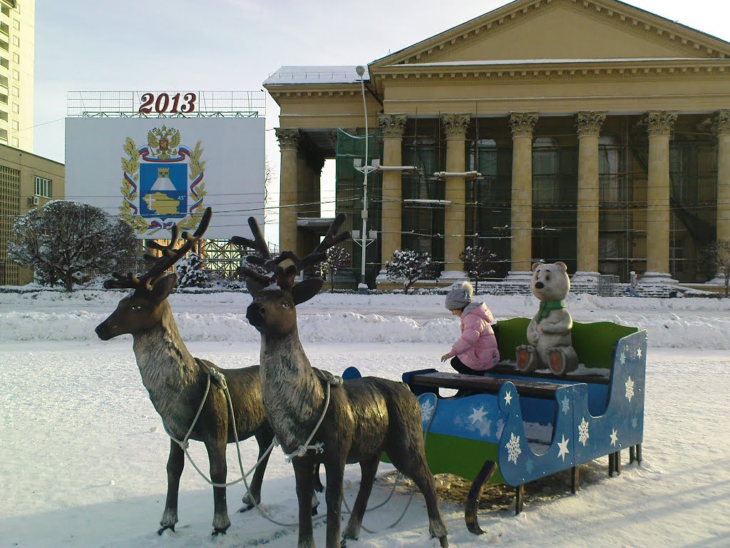 Олени у главной Новогодней ёлки Ставрополя. 2012-2013 г.г., Ставрополь