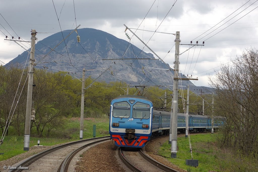 EMU-train ED9M-0157 and mountain Zmeika, Хабез