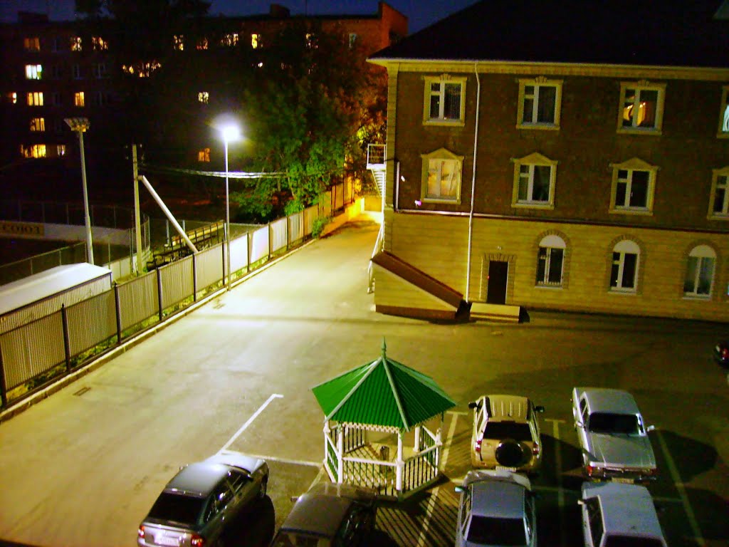 Двор гостиницы ночью, Альметьевск