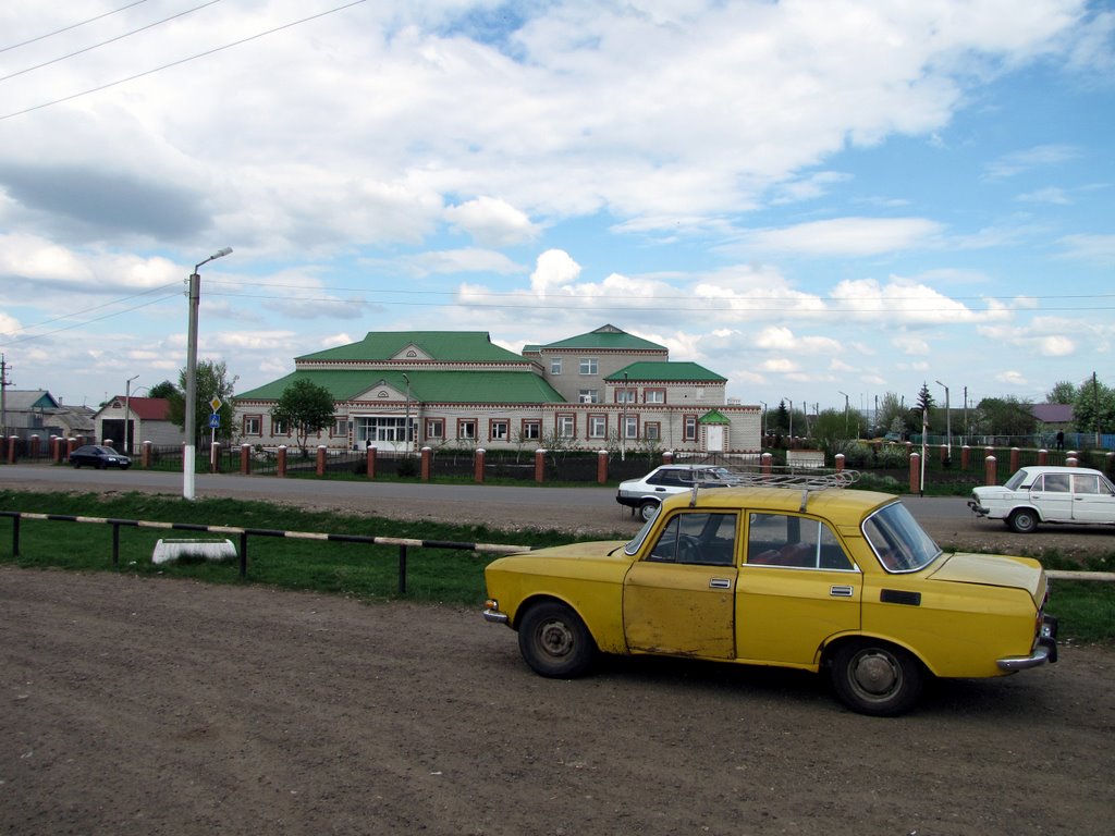 Здание школы у автовокзала. Bazarnyye Mataki, Tatarstan (Russia), Базарные Матаки