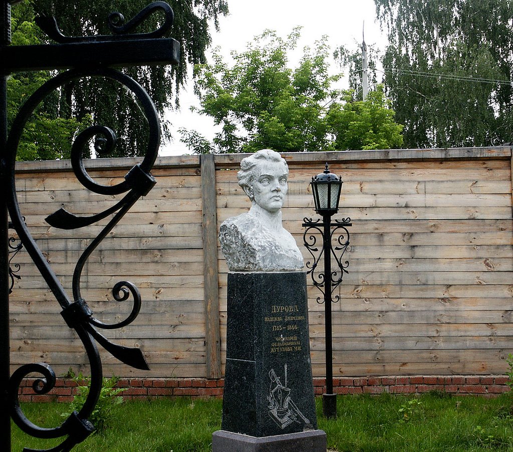 Во дворе дома-музея Н.А.Дуровой в Елабуге, Елабуга