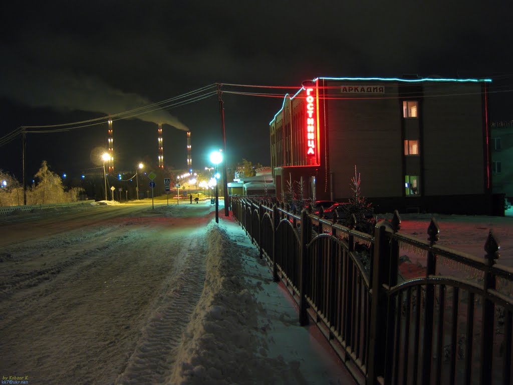 Гостиница «Аркадия» на фоне ночной иллюминации Заинской ГРЭС, Заинск