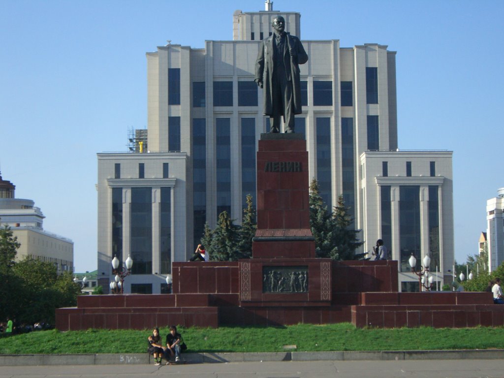Lenin statue in front of the Technical University at the Square of Freedom, Казань