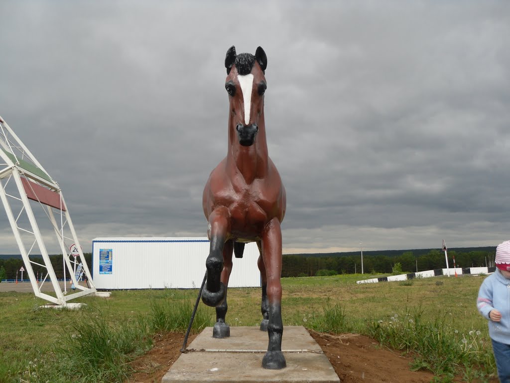 скульптура лошади у входа на ипподром, Набережные Челны